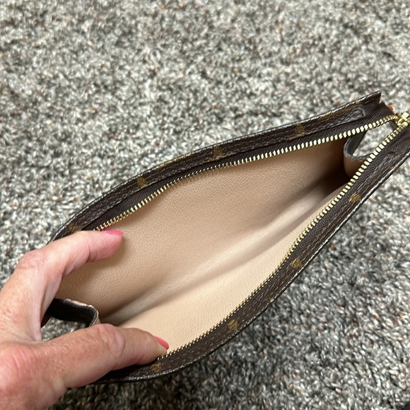 Authentic Louis Vuitton Bucket Bag Pochette in excellent used condition! - Picture 8 of 16